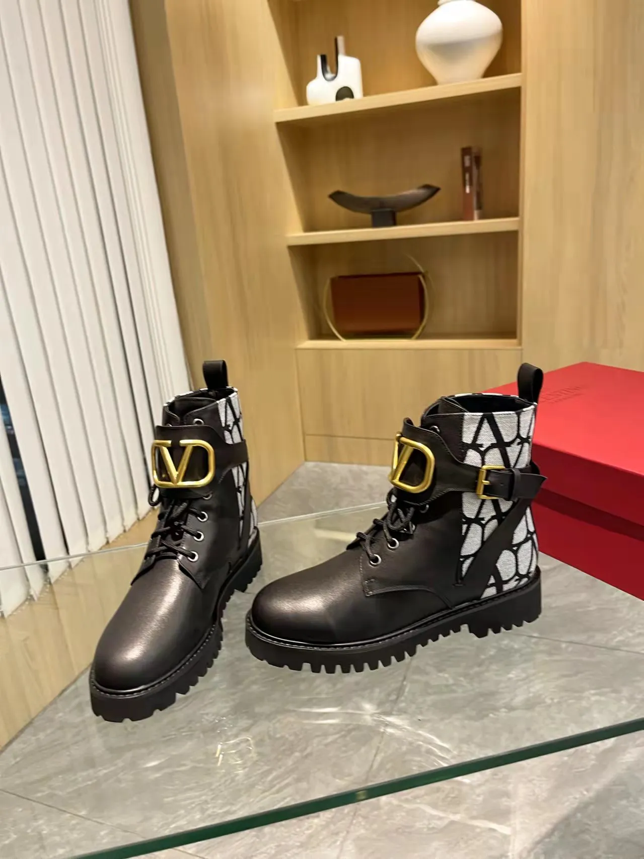 👟👟Ex-factory price 540👟👟 𝑉𝐴𝐿𝐸𝑁𝑇𝐼𝑁𝑂 Valentino's new autumn and winter Martin boots. The unique [V logo fabric print pattern] brings out a full sense of high-end, worth buying★Absolutely high-grade❥Original method Absolute sensibility❥Elegant style Create a different feeling, simple and elegant style!  Fabric: fabric printed cloth + imported cowhide. Lining: inner sheepskin. Bronze large buckle with high-end printing. Color: black, brown. Size: 35-41. (42 customized items cannot be returned or exchanged)